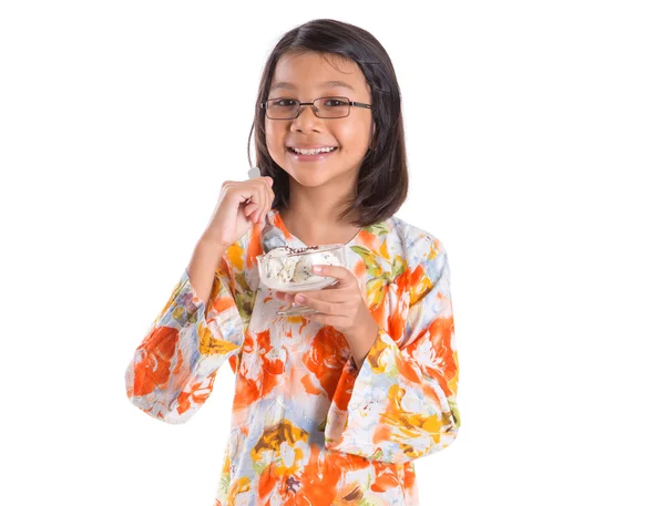Mladá dívka s miskou zmrzliny — Stock fotografie