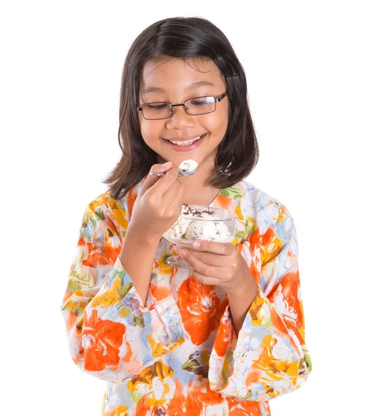 Giovane ragazza con una ciotola di gelato — Foto Stock