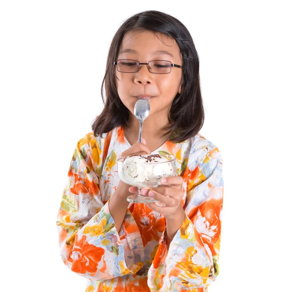 Молода дівчина з мисці морозиво — стокове фото