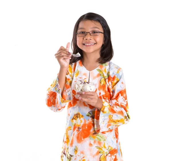 Menina com uma tigela de sorvete — Fotografia de Stock