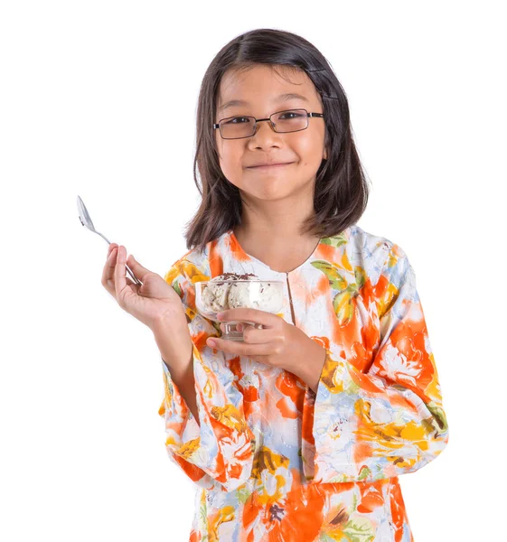 Junges Mädchen mit einer Schüssel Eis — Stockfoto