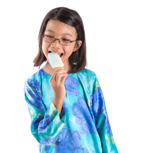 Молодая девушка с мороженым — стоковое фото