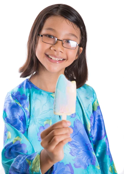 Dondurma ile genç kız — Stok fotoğraf