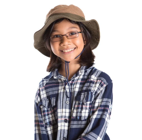 Νεαρό κορίτσι με το πουκάμισο και καπέλο — Stock fotografie