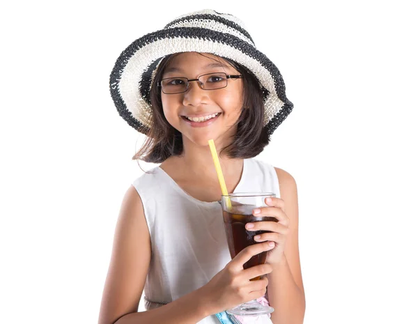 Jong meisje met zomer hoed — Stockfoto