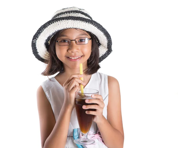 Jeune fille avec chapeau d'été — Photo