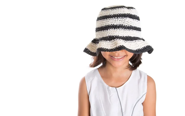 夏の帽子を持つ若い女の子 — ストック写真