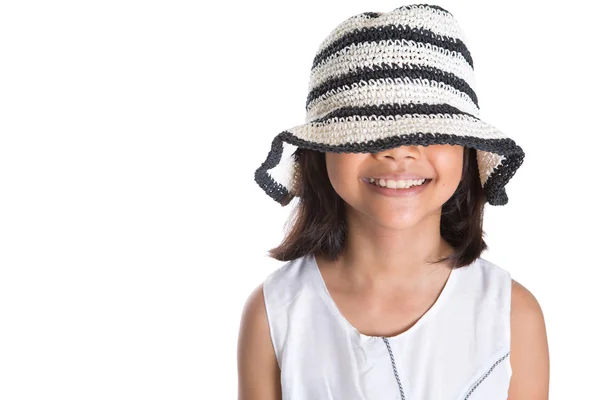 Chica joven con sombrero de verano — Foto de Stock