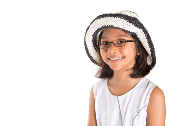 年轻的女孩，夏天的帽子 — 图库照片