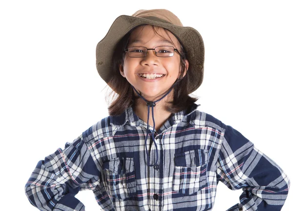 Jong meisje met shirt en hoed — Stockfoto