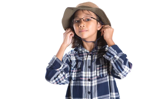 Jong meisje met shirt en hoed — Stockfoto