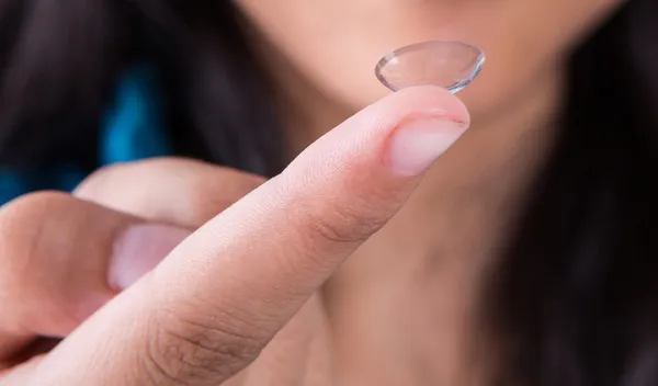 Girl holding eye lens — Stock Photo, Image