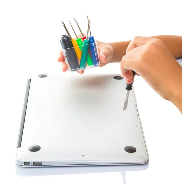 Vrouwelijke tiener hand schroef laptop — Stockfoto