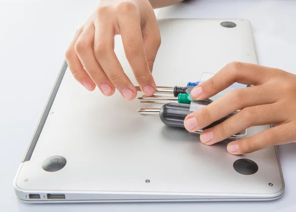 Vrouwelijke tiener hand schroef laptop — Stockfoto