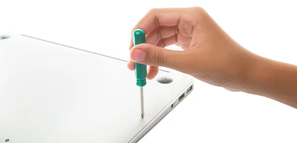Ноутбук для отвинчивания женской руки — стоковое фото