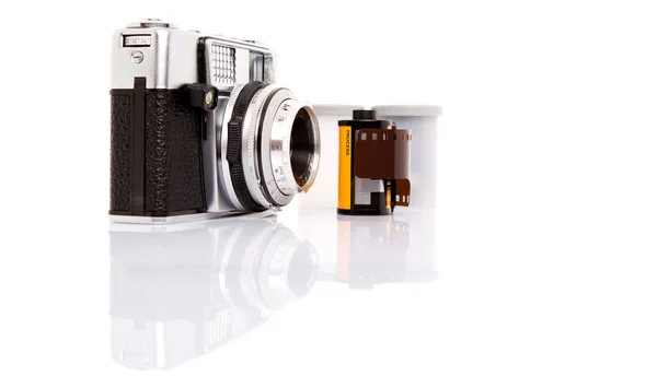Oude camera en film cartridge — Stockfoto