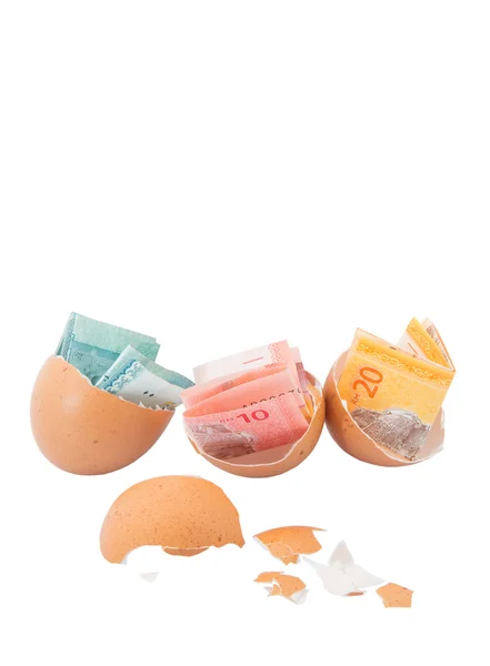 Банкноты внутри яиц — стоковое фото