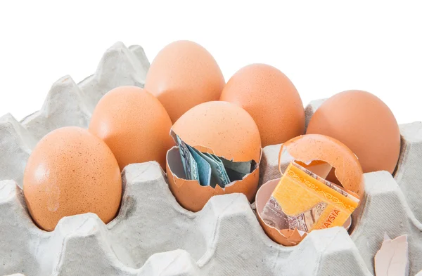Банкноты внутри яиц — стоковое фото