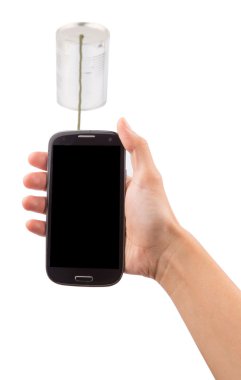 El ele tutuşan akıllı telefon.