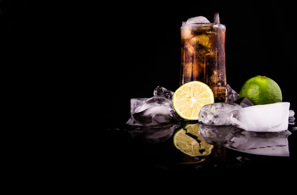 Té helado con cubo de hielo —  Fotos de Stock