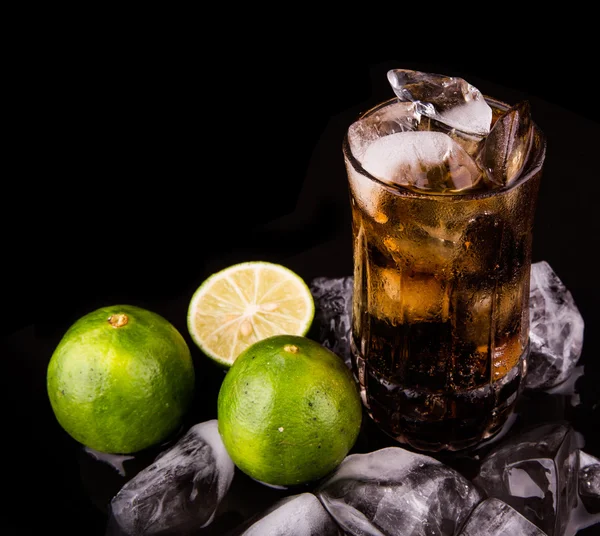 Té helado con cubo de hielo —  Fotos de Stock