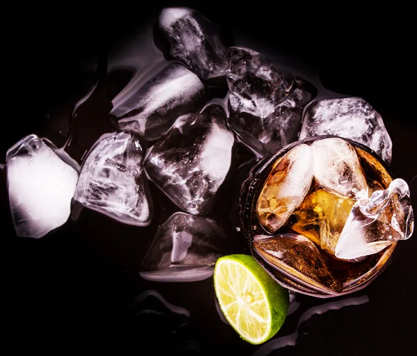 Ledový čaj s ice cube — Stock fotografie