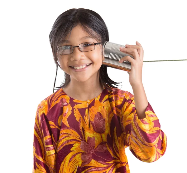 Jong meisje met blikje telefoon — Stockfoto