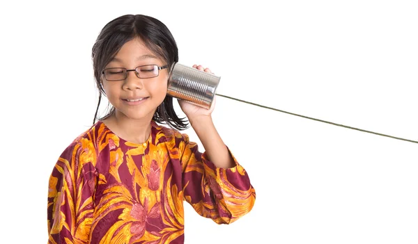 Mladá dívka s plechovkový telefon — Stock fotografie