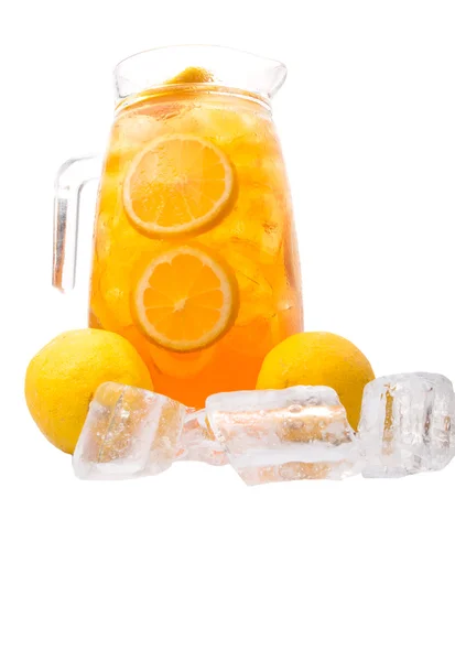 Limonata fredda e limoni — Foto Stock