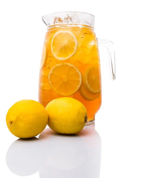 Kalte Limonade und Zitronen — Stockfoto