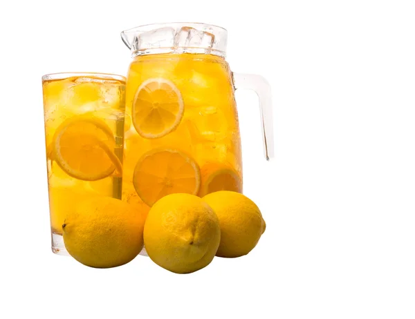 喝冰镇柠檬水和柠檬 — 图库照片