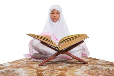 Al kuran okuma genç Müslüman kız