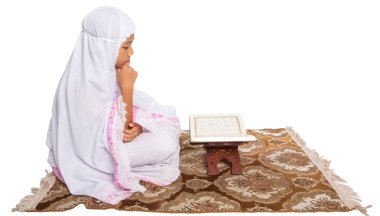 Al kuran okuma genç Müslüman kız