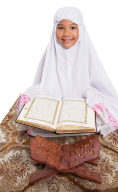 Al kuran okuma genç Müslüman kız