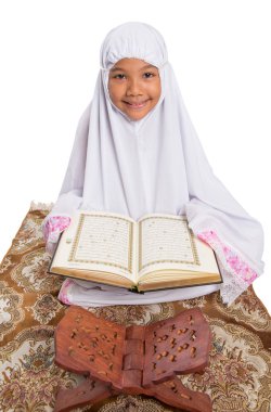 Al kuran okuma genç Müslüman kız
