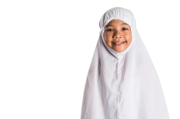 Jovem garota muçulmana em branco Hijab — Fotografia de Stock