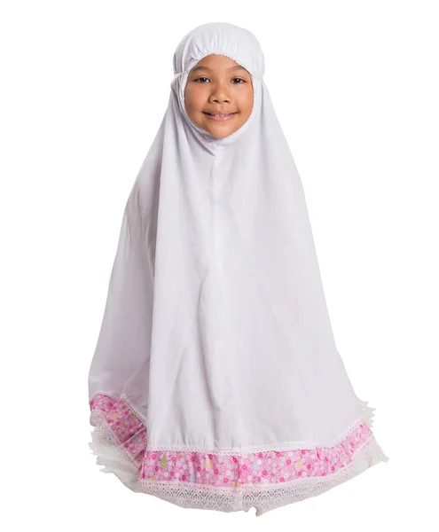 白いヒジャーブの若いイスラム教徒の少女 — ストック写真