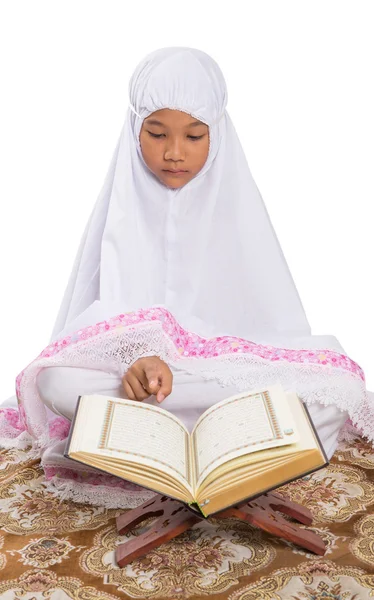 Jovem garota muçulmana Reading Al Quran — Fotografia de Stock