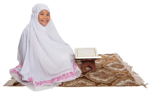 Junges muslimisches Mädchen liest al quran — Stockfoto