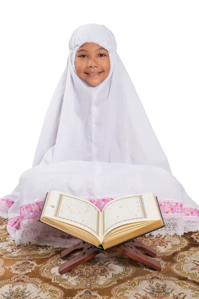 Jovem garota muçulmana Reading Al Quran — Fotografia de Stock