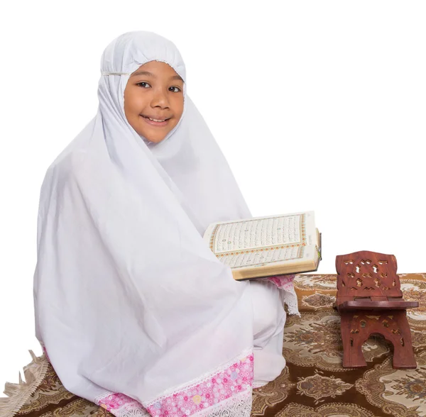 Jovem garota muçulmana Reading Al Quran — Fotografia de Stock