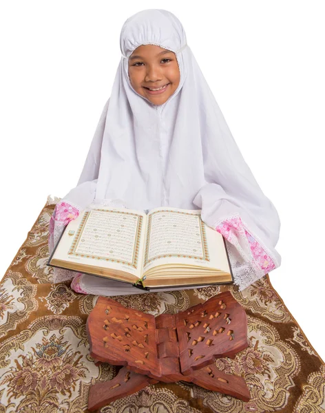 Jovem garota muçulmana Reading Al Quran — Fotografia de Stock