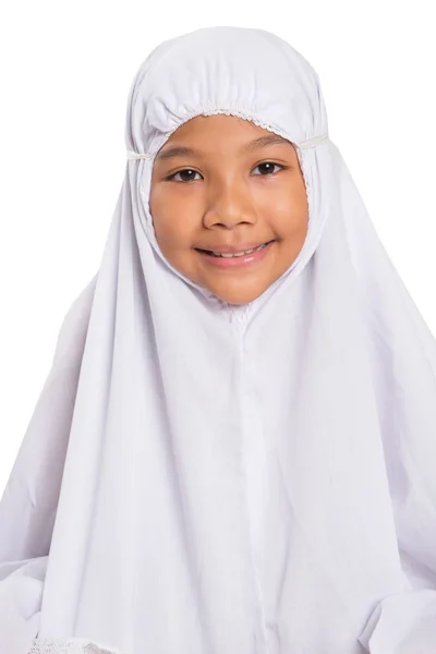 Молодая мусульманка в белом хиджабе — стоковое фото