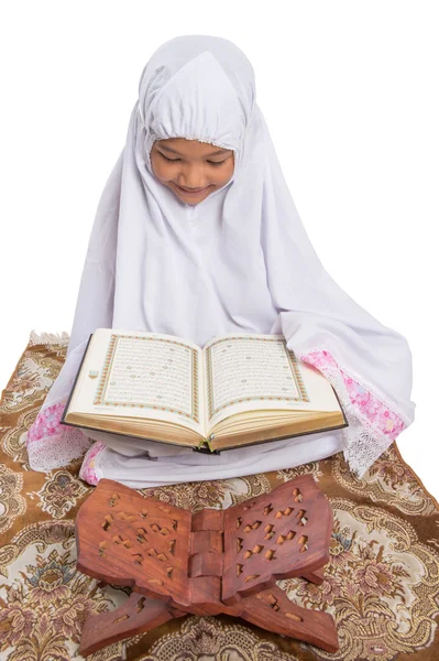 Jovem garota muçulmana Reading Al Quran — Fotografia de Stock