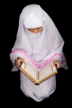 genç kız al kuran okuma
