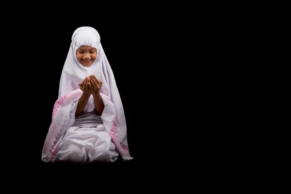 Ung flicka i vit hijab — Stockfoto