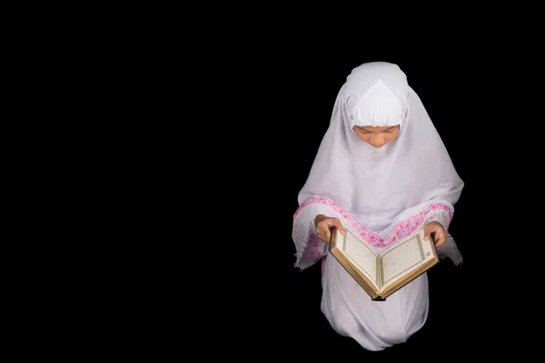 Ung flicka läsa al Koranen — Stockfoto