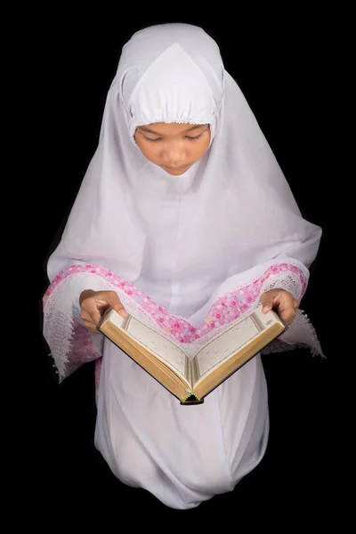 Młoda dziewczyna czytanie Koranu al — Zdjęcie stockowe