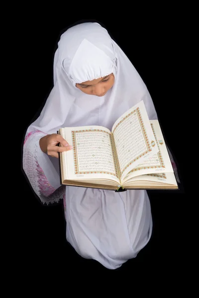 Junges Mädchen liest al quran — Stockfoto