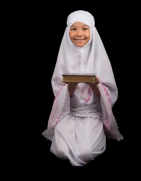 Młoda dziewczyna czytanie Koranu al — Zdjęcie stockowe